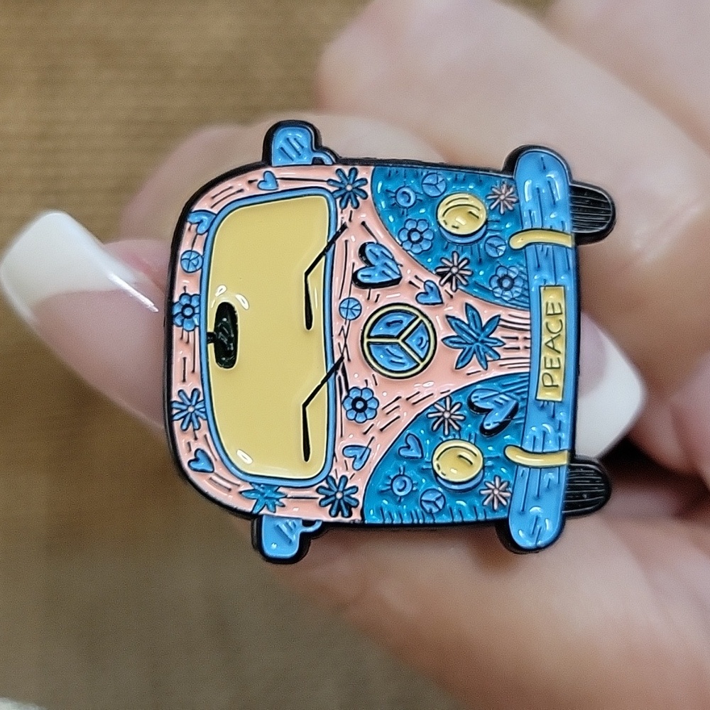 VOLKSWAGEN HIPPIE VW BUS PIN
